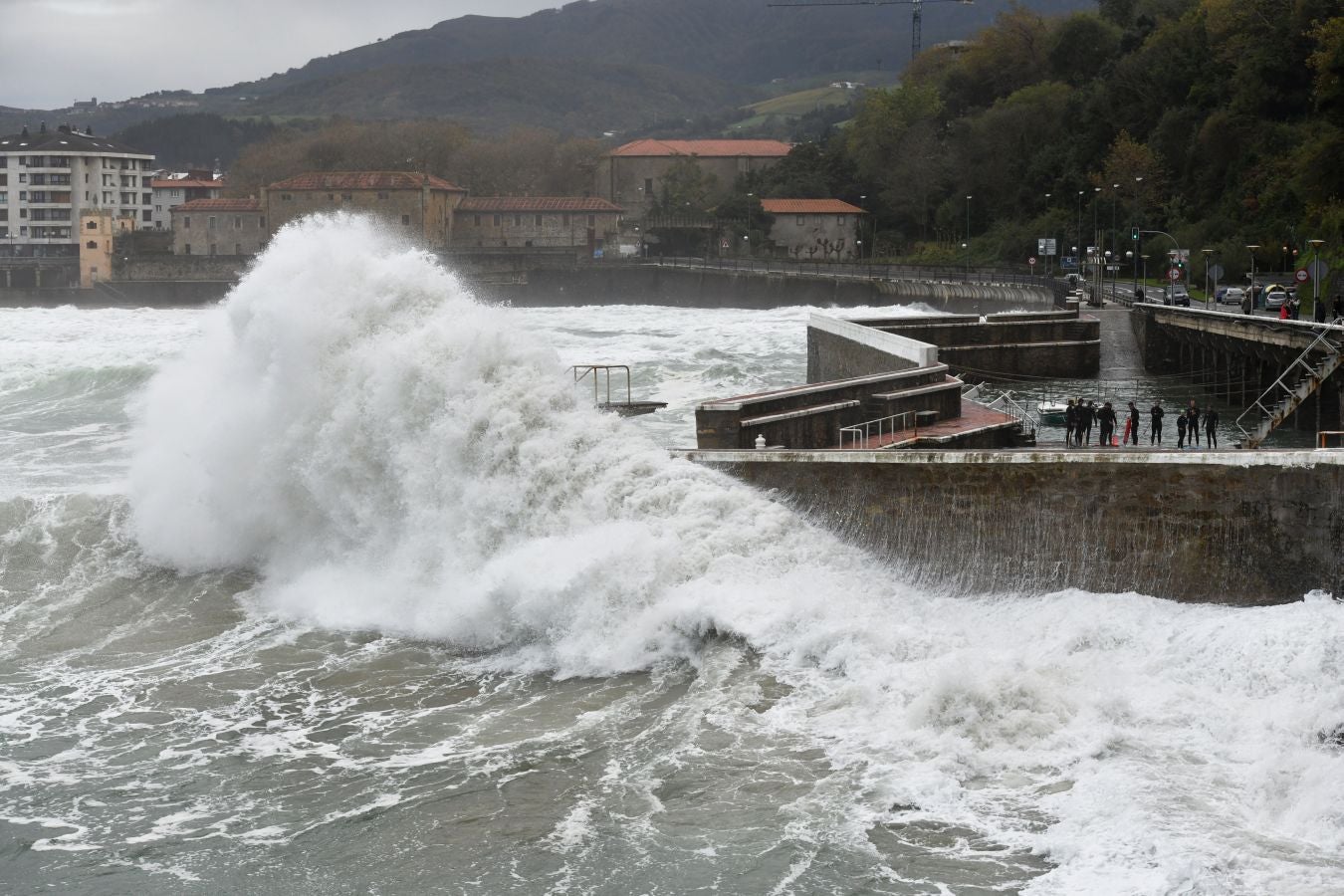 La alerta naranja por olas de más de cuatro ha dejado imágenes espectaculares en la costa guipuzcoana