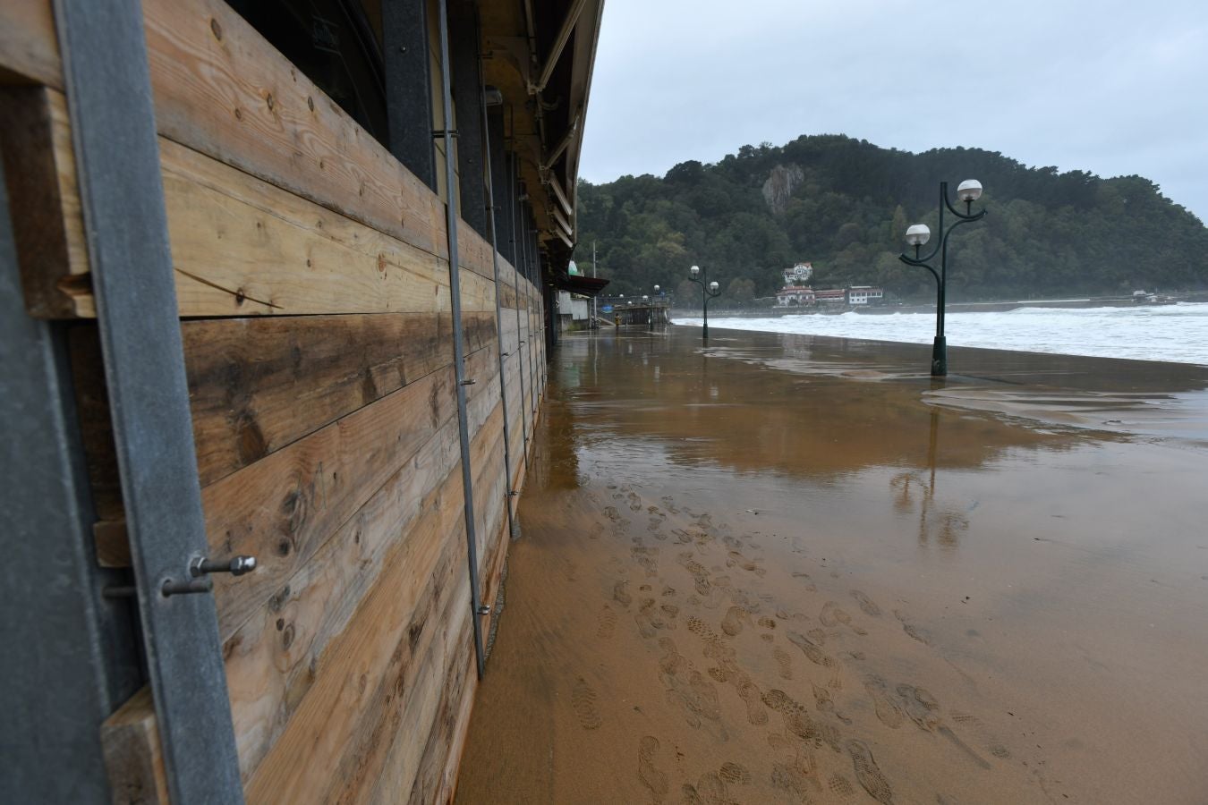 La alerta naranja por olas de más de cuatro ha dejado imágenes espectaculares en la costa guipuzcoana