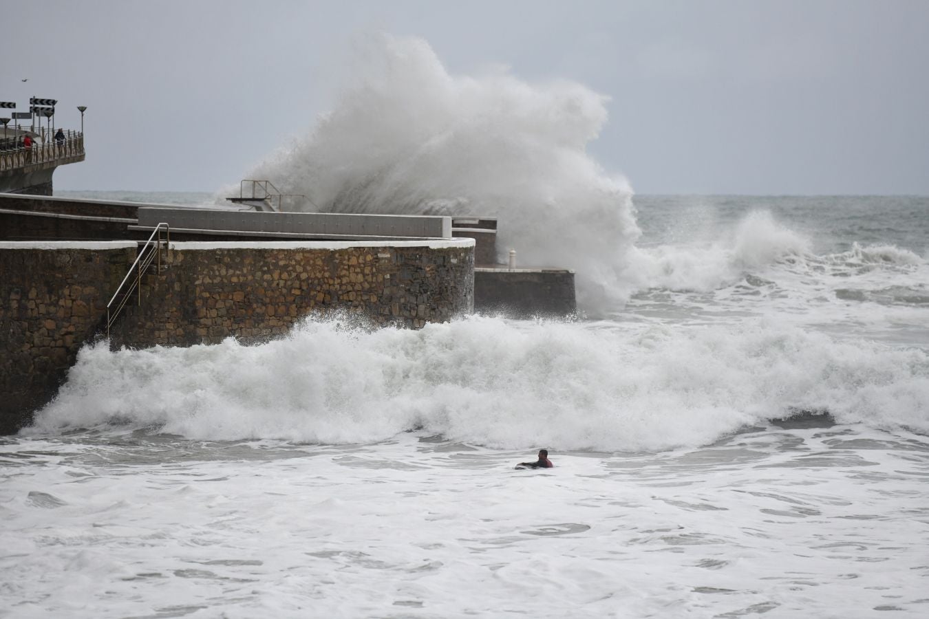 La alerta naranja por olas de más de cuatro ha dejado imágenes espectaculares en la costa guipuzcoana
