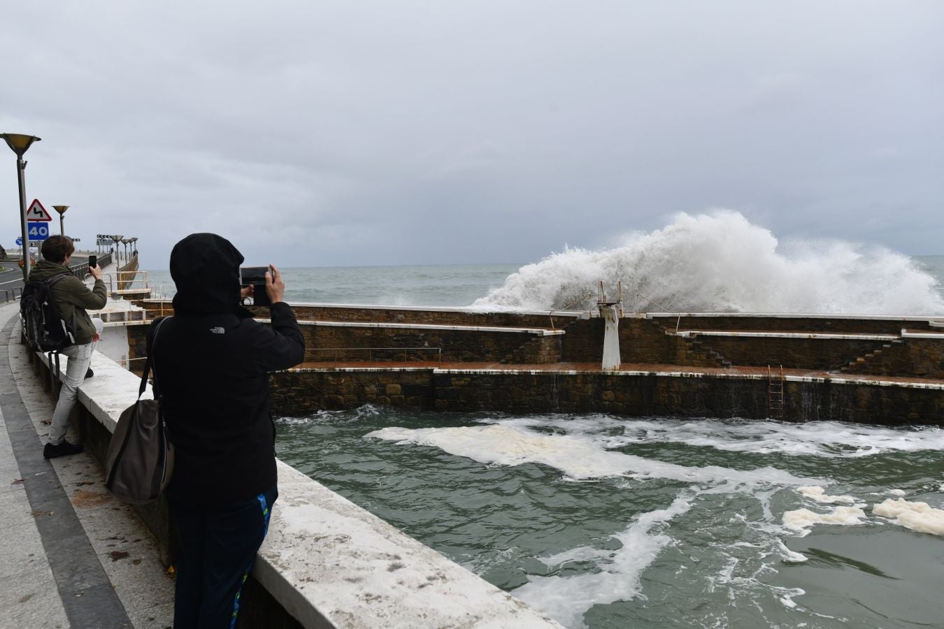 La alerta naranja por olas de más de cuatro ha dejado imágenes espectaculares en la costa guipuzcoana
