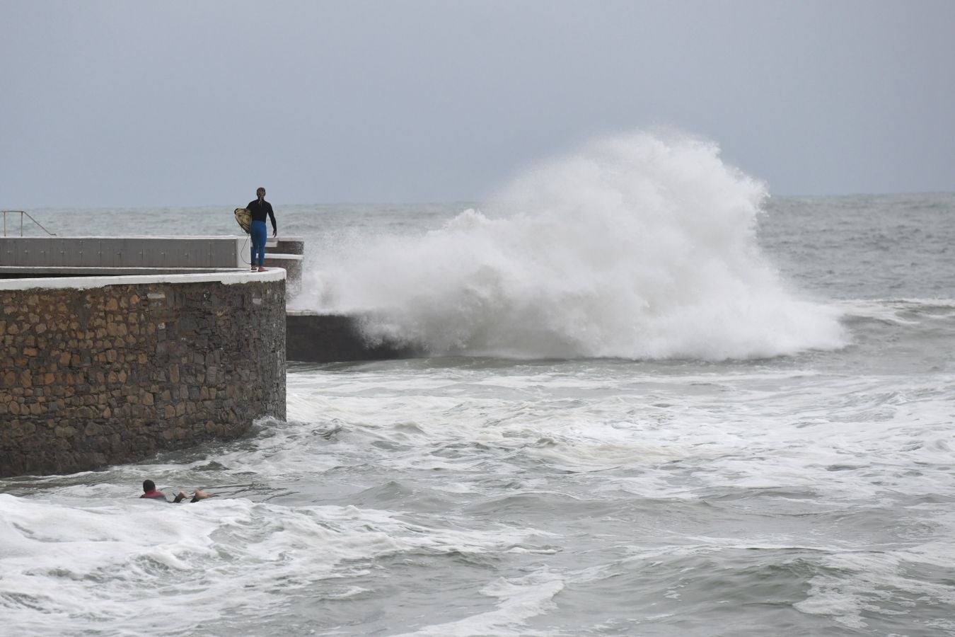 La alerta naranja por olas de más de cuatro ha dejado imágenes espectaculares en la costa guipuzcoana