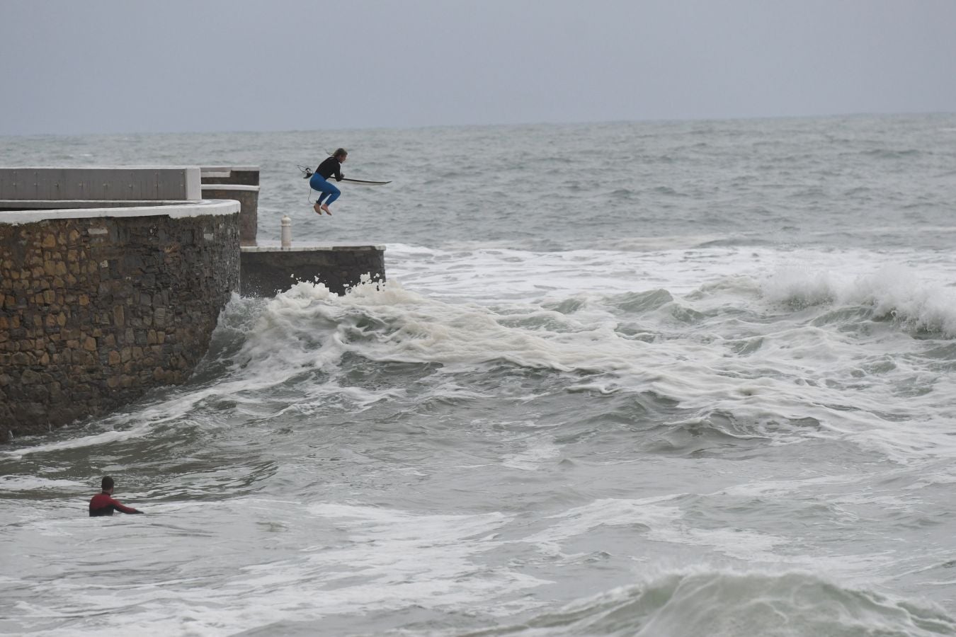 La alerta naranja por olas de más de cuatro ha dejado imágenes espectaculares en la costa guipuzcoana