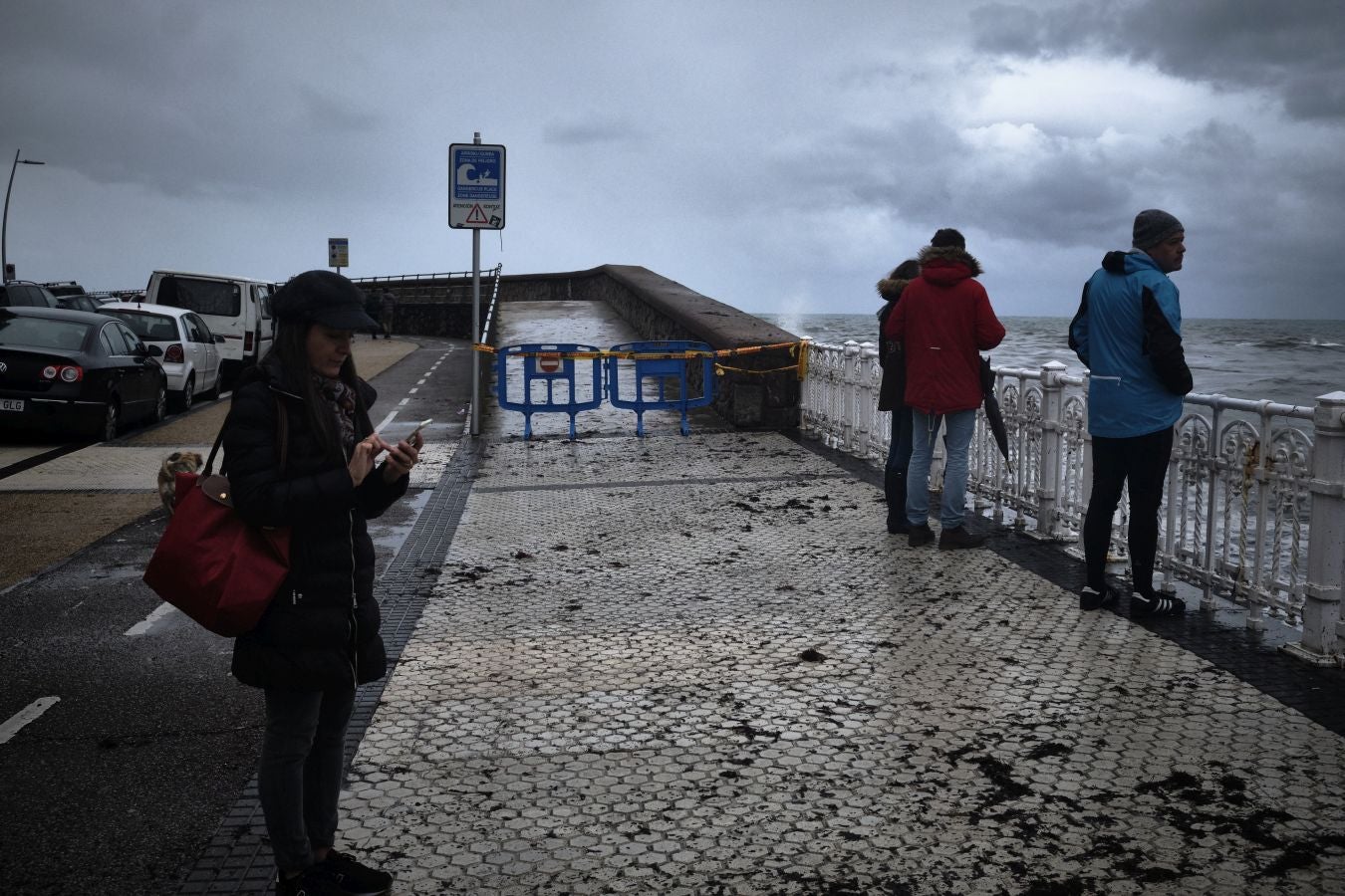La alerta naranja por olas de más de cuatro ha dejado imágenes espectaculares en la costa guipuzcoana