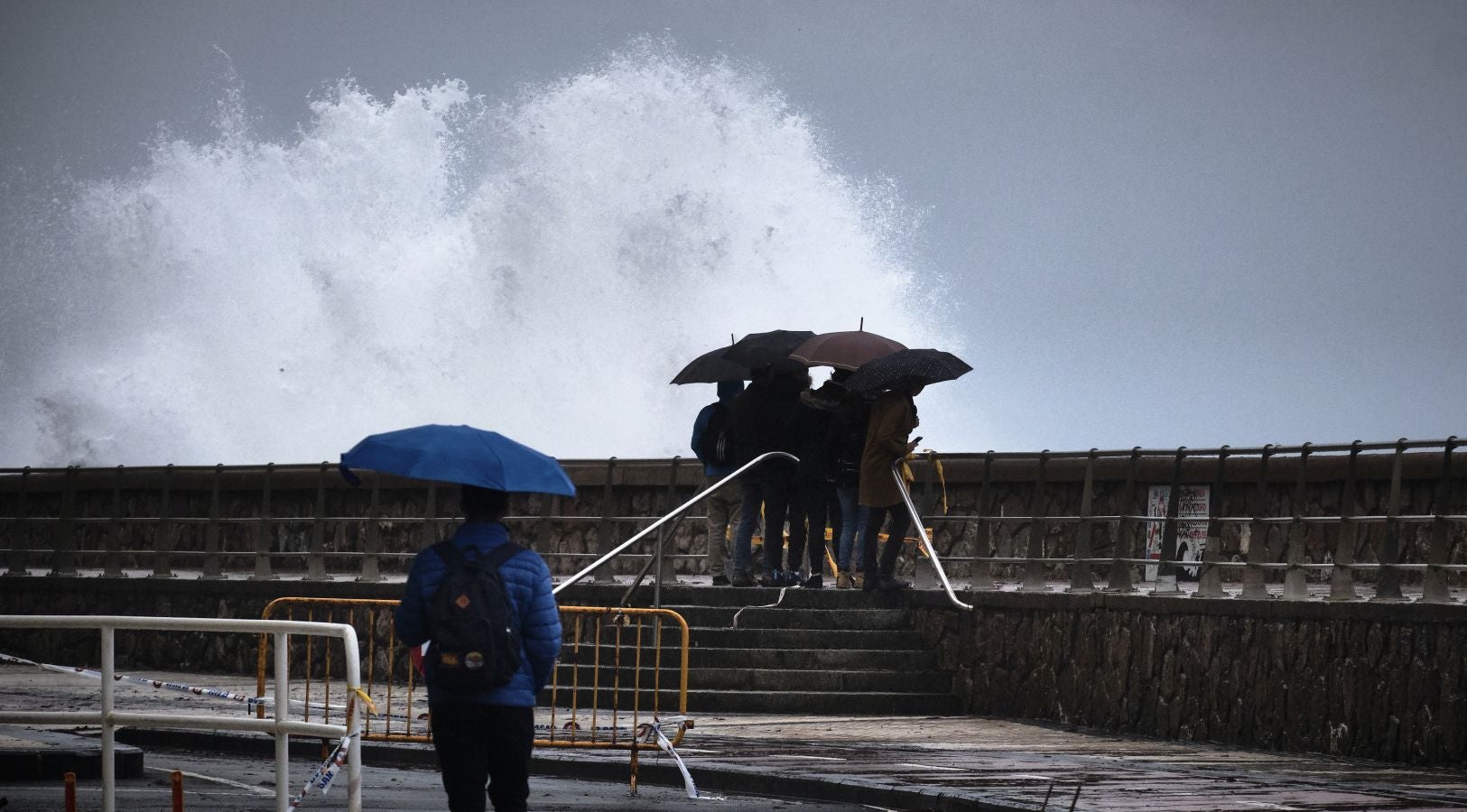 La alerta naranja por olas de más de cuatro ha dejado imágenes espectaculares en la costa guipuzcoana