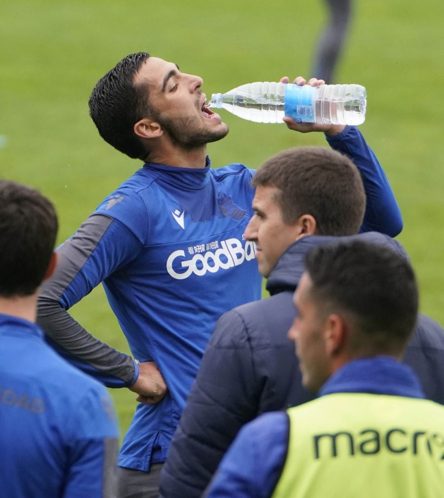 Cinco jugadores del Sanse han saltado al césped por la lista de bajas, a las que se suma el lateral navarro Monreal. 