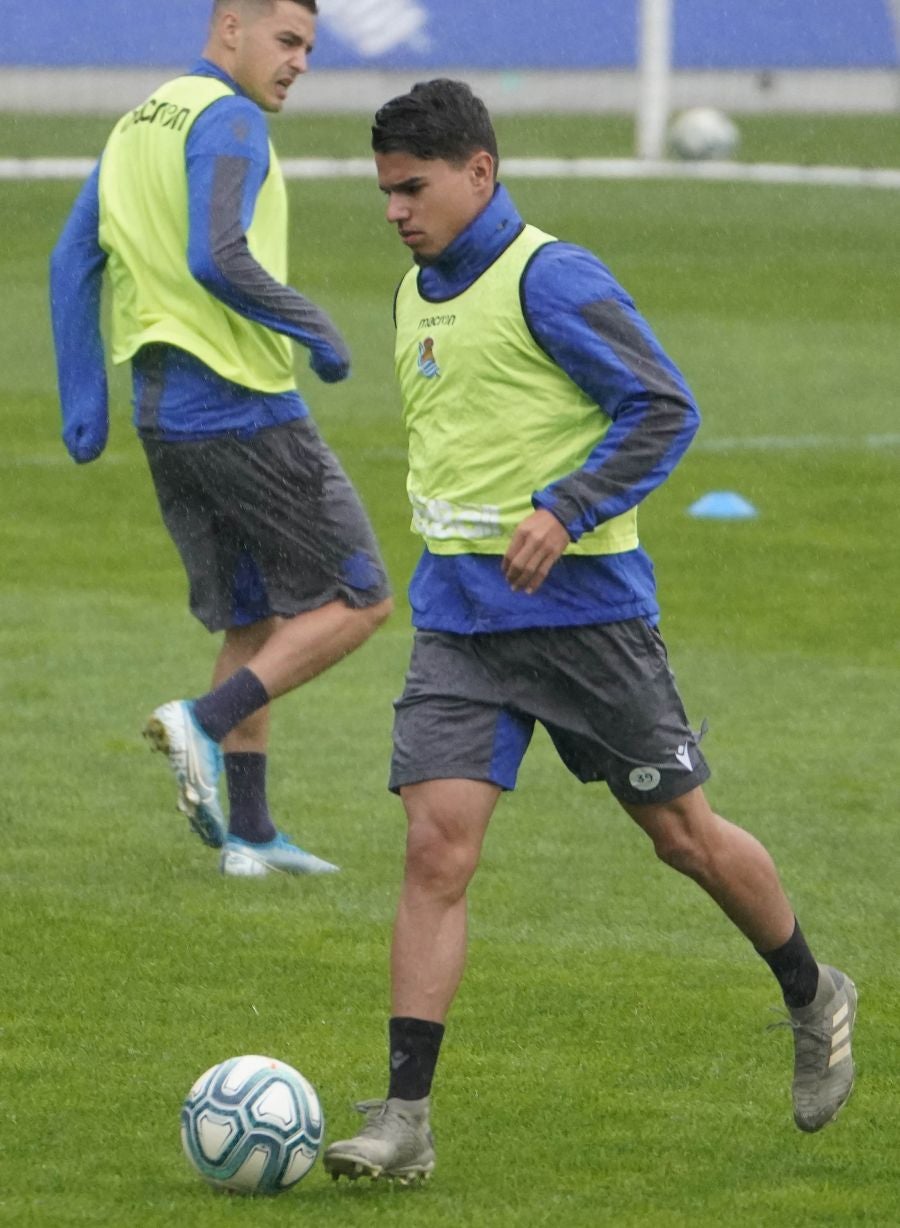 Cinco jugadores del Sanse han saltado al césped por la lista de bajas, a las que se suma el lateral navarro Monreal. 
