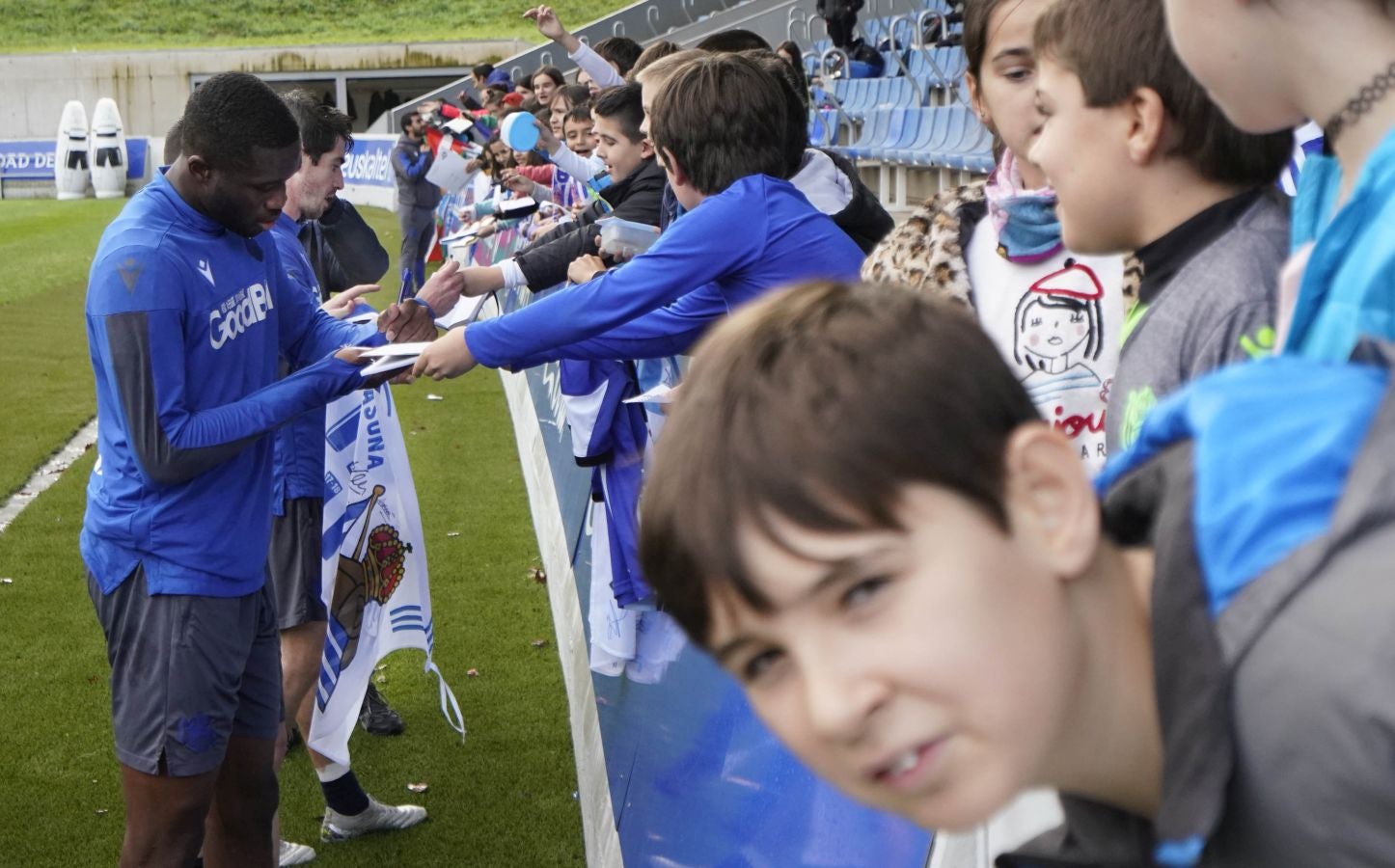 Cinco jugadores del Sanse han saltado al césped por la lista de bajas, a las que se suma el lateral navarro Monreal. 