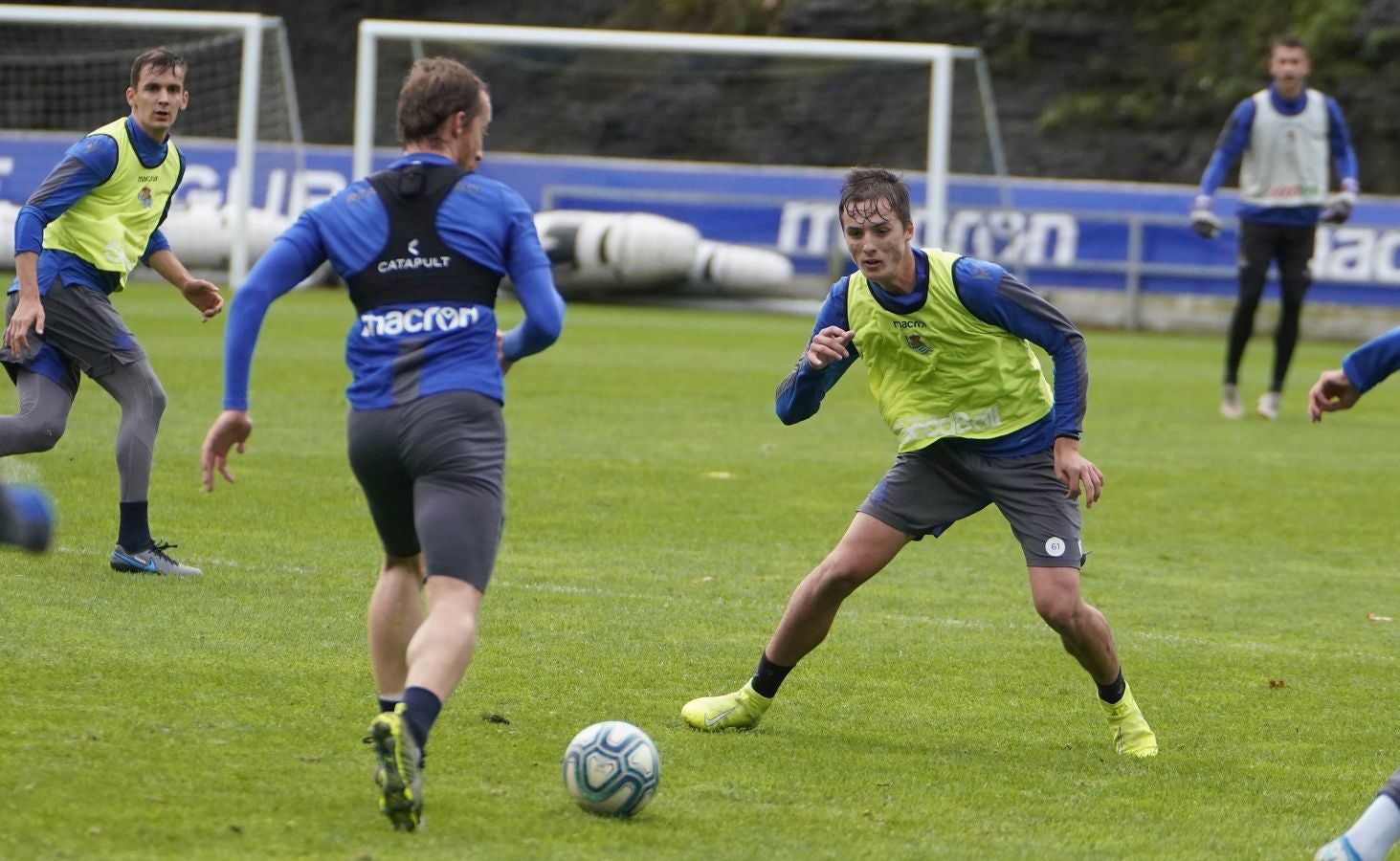 Cinco jugadores del Sanse han saltado al césped por la lista de bajas, a las que se suma el lateral navarro Monreal. 
