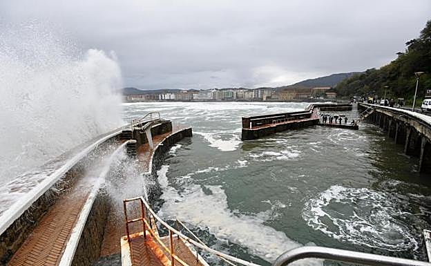 Foto: Olas este martes en Zarautz. / Vídeo: Olas en el Paseo Nuevo