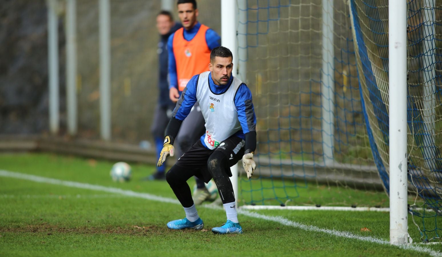 Moyá, Remiro, Zubiaurre, Llorente, Zaldua, Monreal, Merino, Zurutuza, Zubeldia, Portu y Willian José han saltado al verde. 