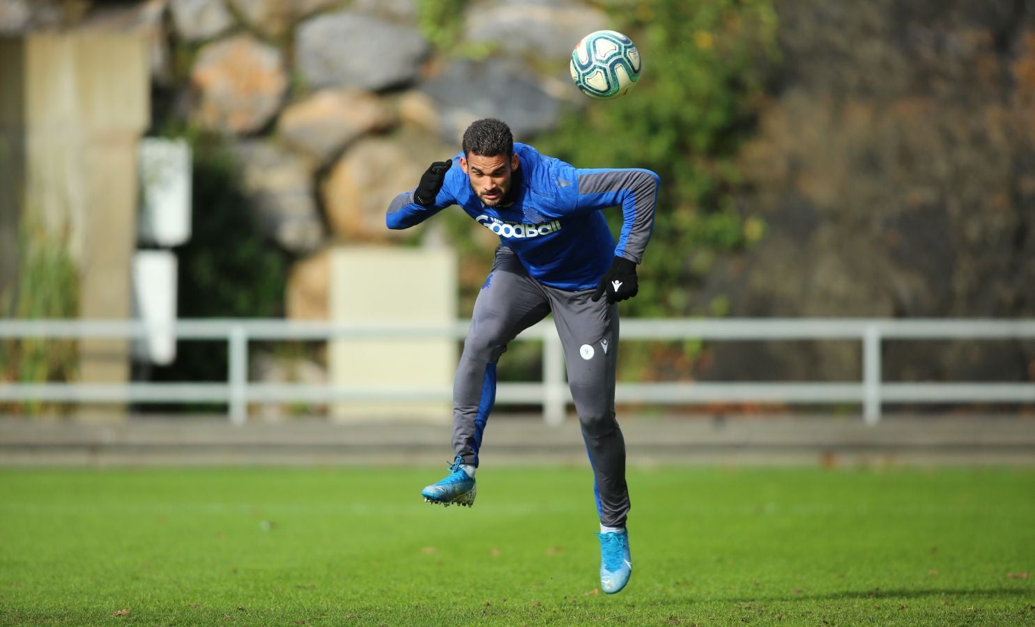 Moyá, Remiro, Zubiaurre, Llorente, Zaldua, Monreal, Merino, Zurutuza, Zubeldia, Portu y Willian José han saltado al verde. 