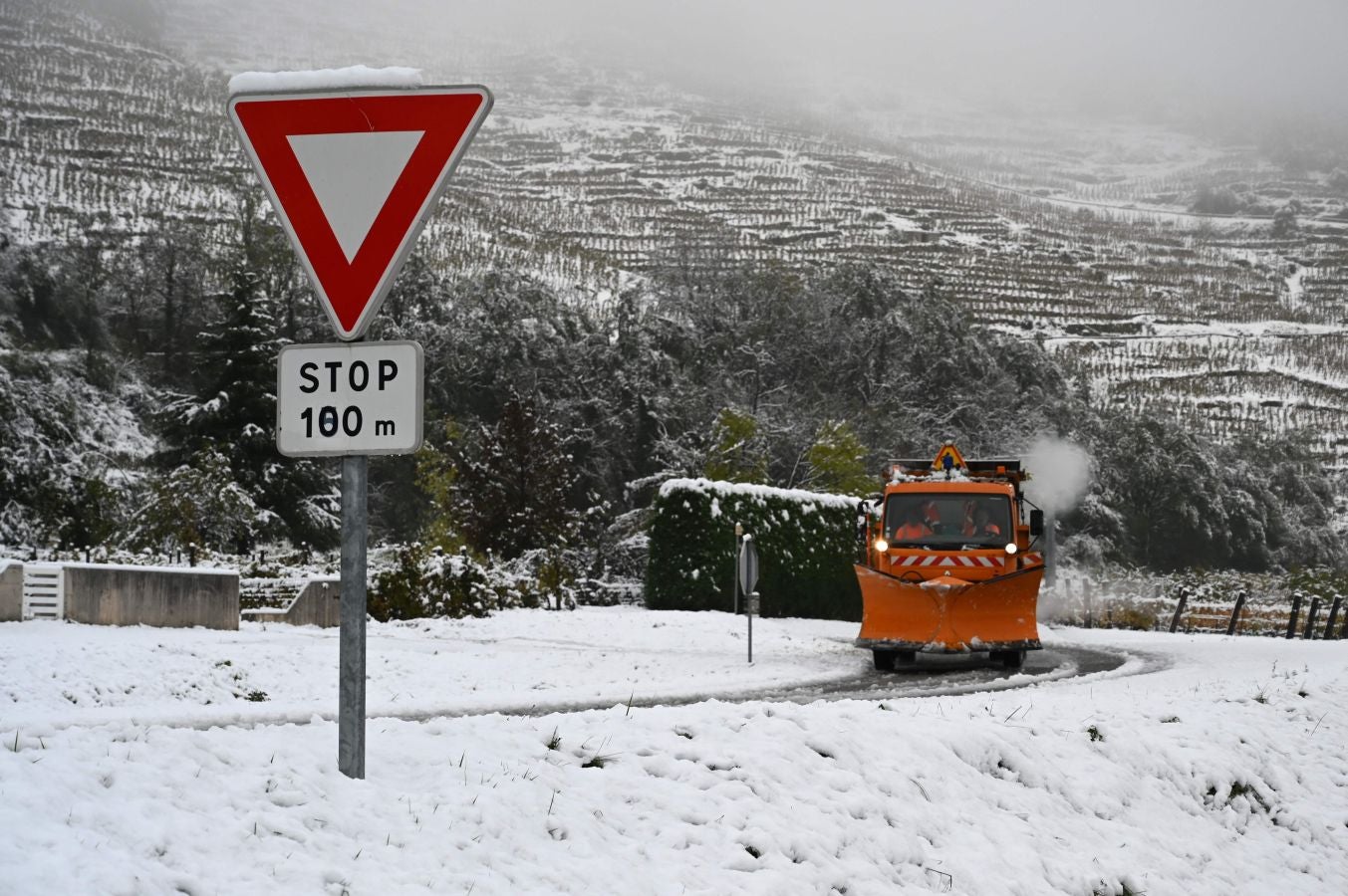 El invierno se asoma ya a algunas localidades de Francia. Cerca de Tournon-sur-Rhône, una localidad al Este de Francia, están en alerta por nieve y hielo. También pueden producirse aguaceros, con el consiguiente riesgo de inundaciones