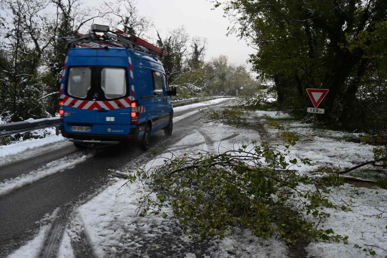 El invierno se asoma ya a algunas localidades de Francia. Cerca de Tournon-sur-Rhône, una localidad al Este de Francia, están en alerta por nieve y hielo. También pueden producirse aguaceros, con el consiguiente riesgo de inundaciones