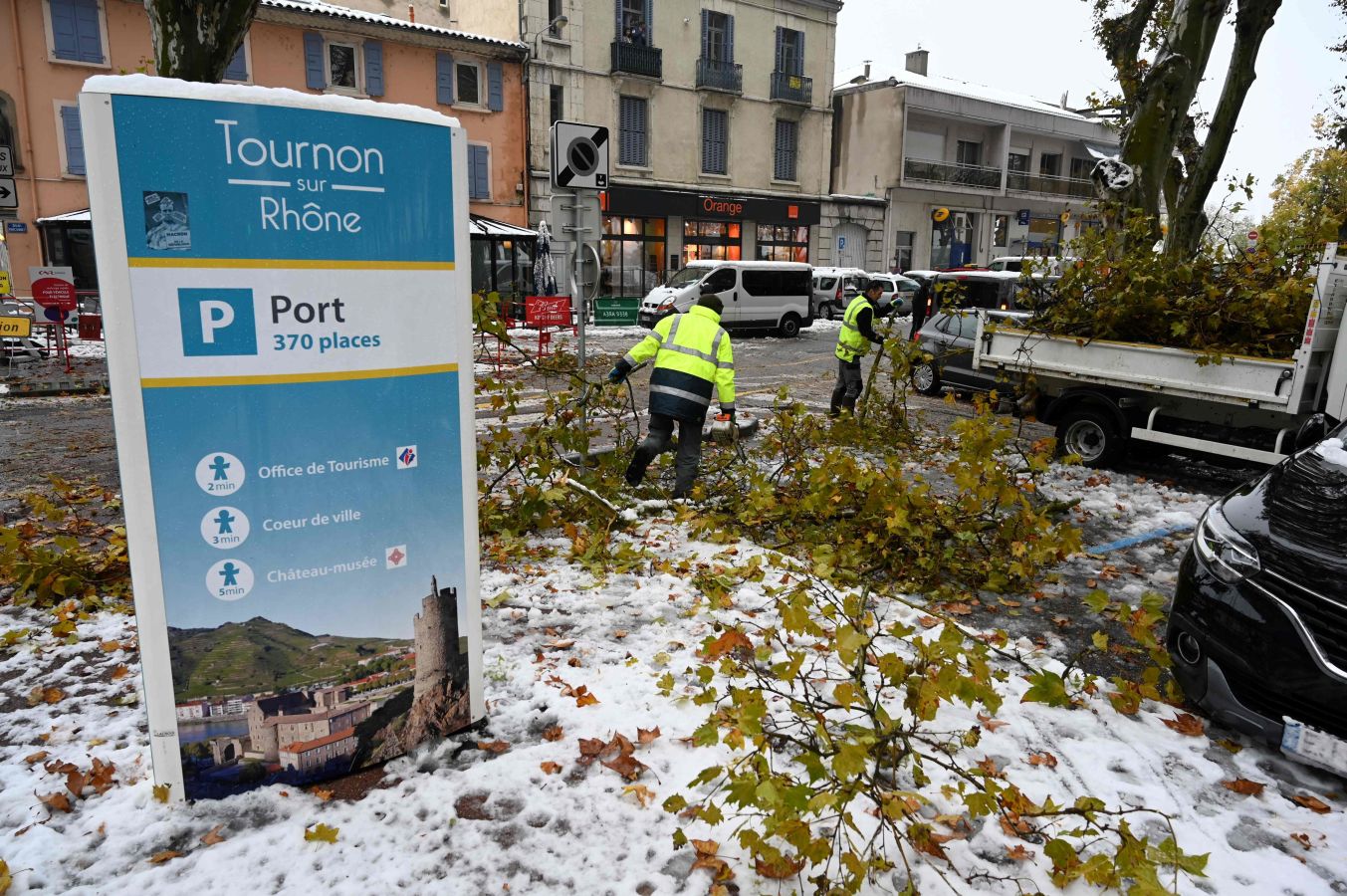 El invierno se asoma ya a algunas localidades de Francia. Cerca de Tournon-sur-Rhône, una localidad al Este de Francia, están en alerta por nieve y hielo. También pueden producirse aguaceros, con el consiguiente riesgo de inundaciones