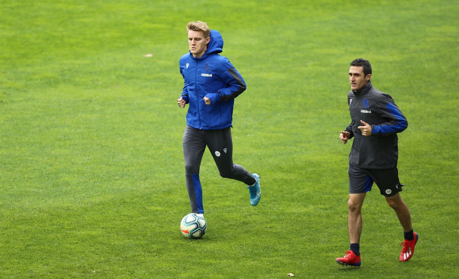 El centrocampista noruego de la Real Sociedad ha reaparecido en el entrenamiento matinal tocando balón y corriendo por el José Luis Orbegozo