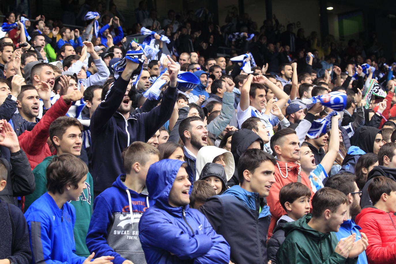 La afición llena las gradas del Reale Arena. 