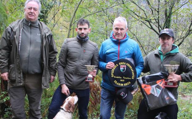 Iñaki Loyarte, con la txapela, flanqueado por un organizador, Raúl Gordillo, tercero y Mikel Mutuberria, segundo. 