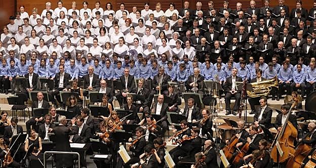 El Orfeón y la OSE, anoche en el Kursaal. 