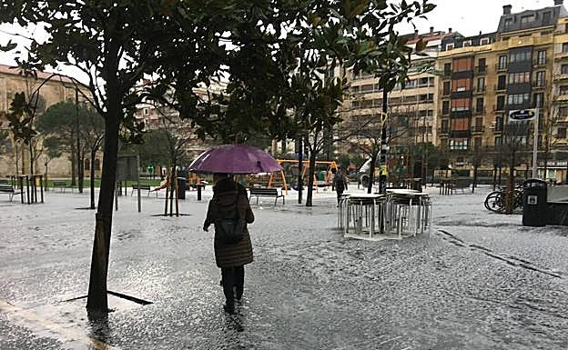 La plaza Cataluña de Donostia, de blanco tras la granizada caída esta mañana. 