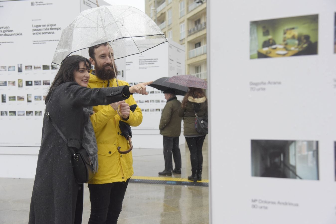 Esta exposición recoge 800 fotografías realizadas con cámaras desechables por un centenar de habitantes de San Sebastián de todas las edades. 