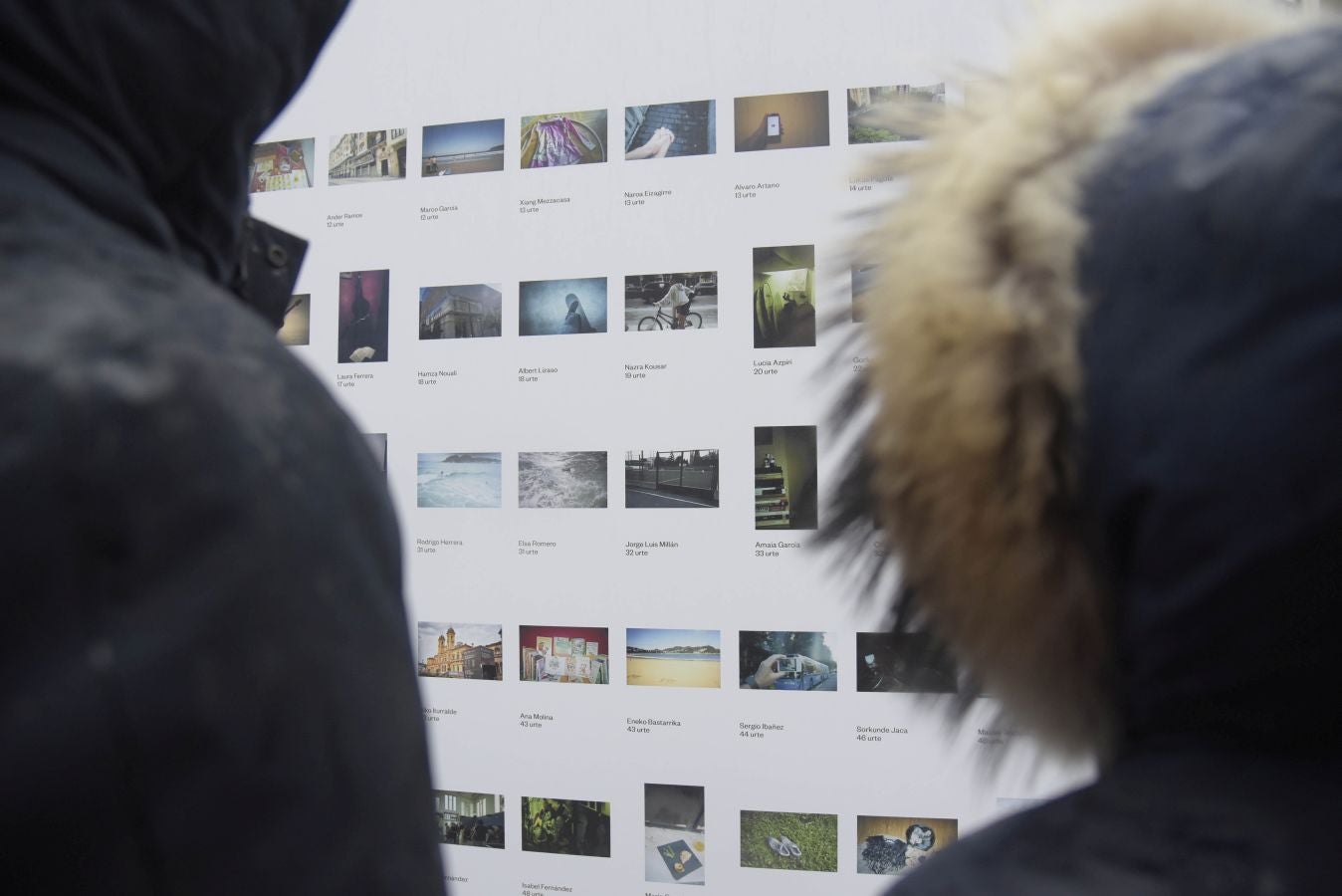 Esta exposición recoge 800 fotografías realizadas con cámaras desechables por un centenar de habitantes de San Sebastián de todas las edades. 