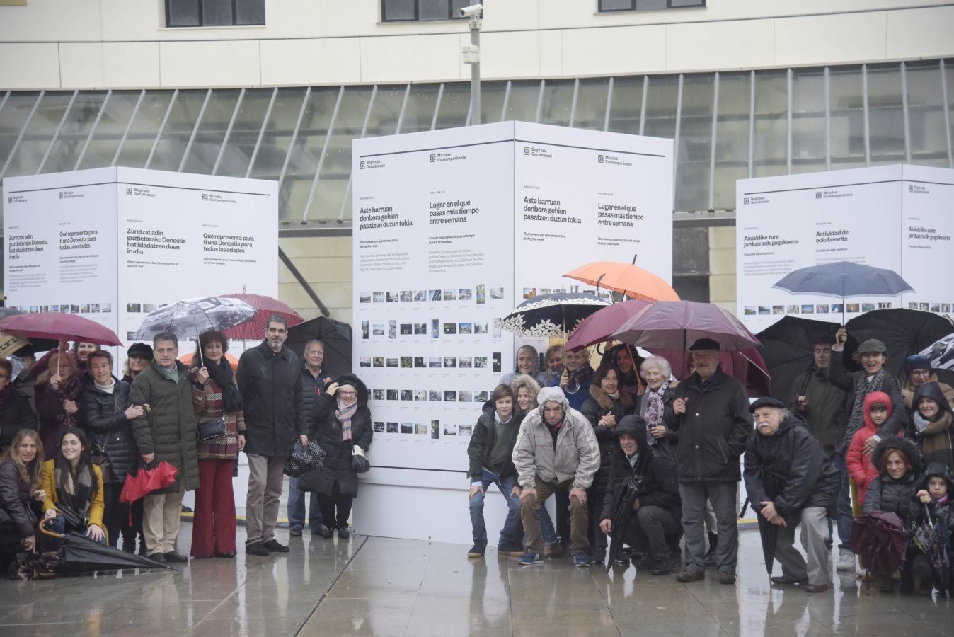 Esta exposición recoge 800 fotografías realizadas con cámaras desechables por un centenar de habitantes de San Sebastián de todas las edades. 