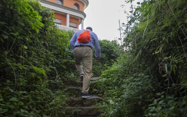 Los vecinos siguen usando el atajo que ha cerrado el Ayuntamiento y piden que lo acondicionen y lo reabran. 