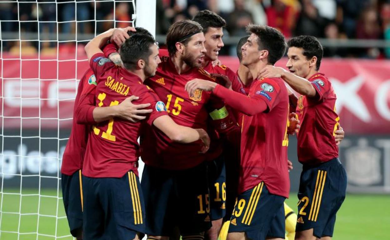 Los jugadores de la selección española celebran el gol marcado por Álvaro Morata ante Malta.