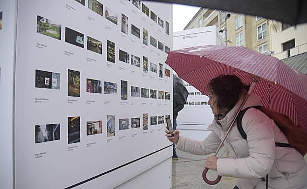 Una mujer, en la exposición de la plaza Zuloaga. 