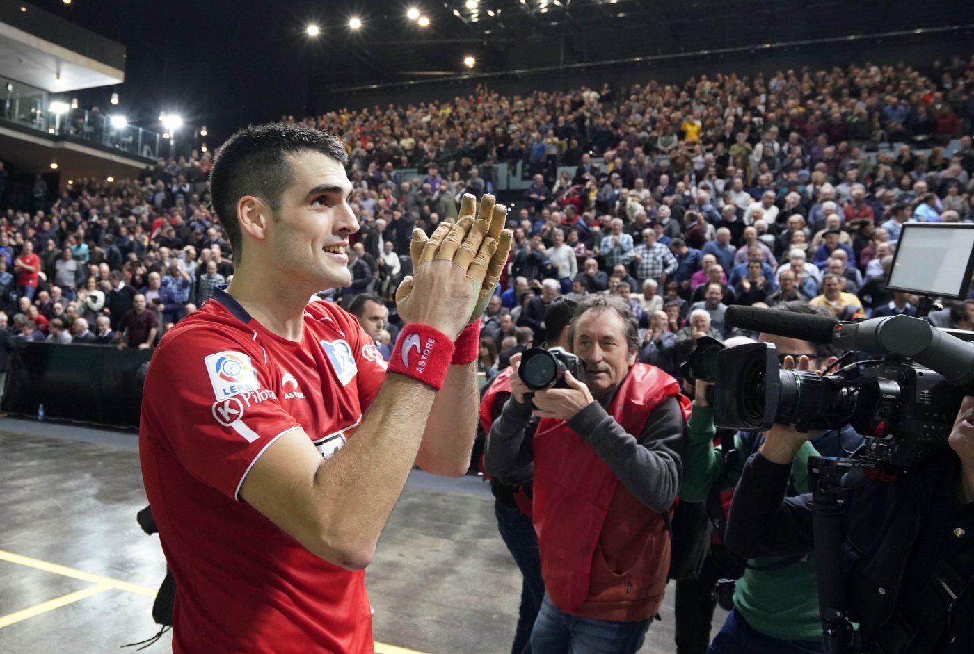 Joseba Ezkurdia aplaude a sus incondicionales a la conclusión de la final del Navarra Arena. 