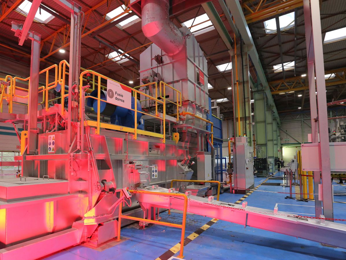 Fagor Ederlan estrena una nueva planta ubicada en Bergara y dedicada a la inyección de aluminio a baja presión. El grupo cooperativo ha invertido 55 millones de euros en esta nueva infraestructura