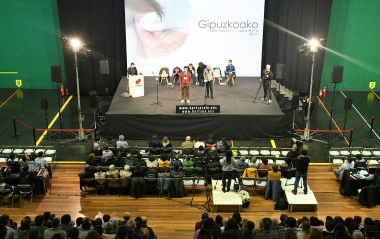 Gendea tente, bertso txapelketaren finalerdiko saioan.