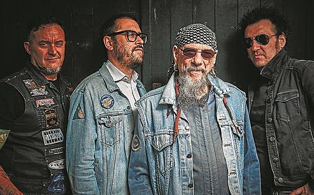 El Drogas, junto a su banda. 