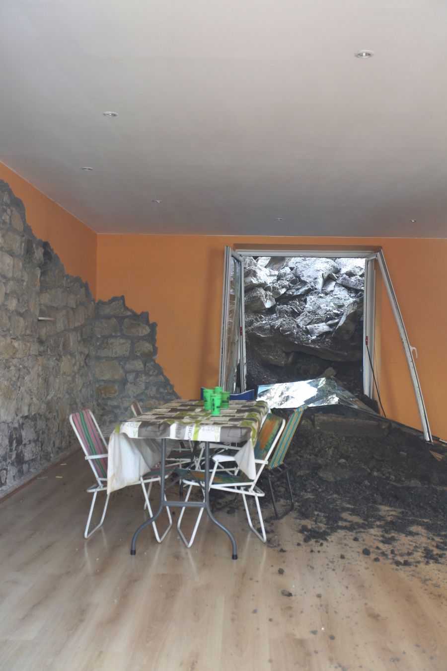 Siete personas han tenido que abandonar sus viviendas por un derrumbe ocurrido en la avenida de Zarautz en Donostia