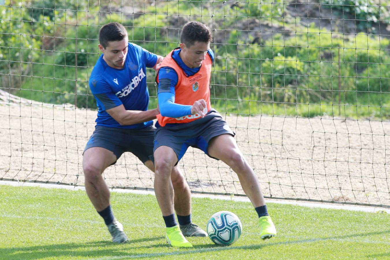 El noruego, con el tobillo derecho tocado, ha trabajado con y sin balón bajo la supervisión de uno de los preparadores físicos.