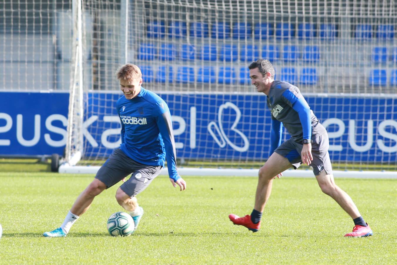 El noruego, con el tobillo derecho tocado, ha trabajado con y sin balón bajo la supervisión de uno de los preparadores físicos.