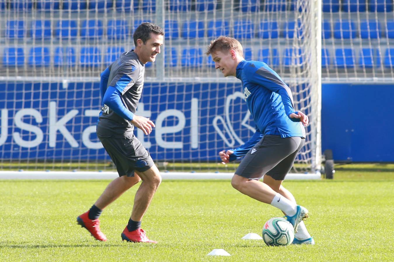 El noruego, con el tobillo derecho tocado, ha trabajado con y sin balón bajo la supervisión de uno de los preparadores físicos.