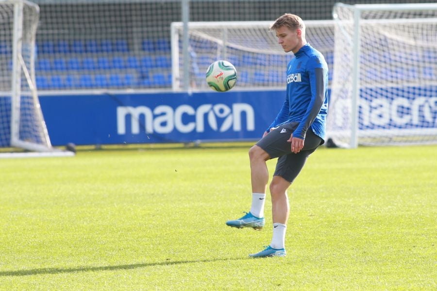 El noruego, con el tobillo derecho tocado, ha trabajado con y sin balón bajo la supervisión de uno de los preparadores físicos.