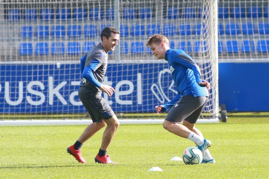 El noruego, con el tobillo derecho tocado, ha trabajado con y sin balón bajo la supervisión de uno de los preparadores físicos.