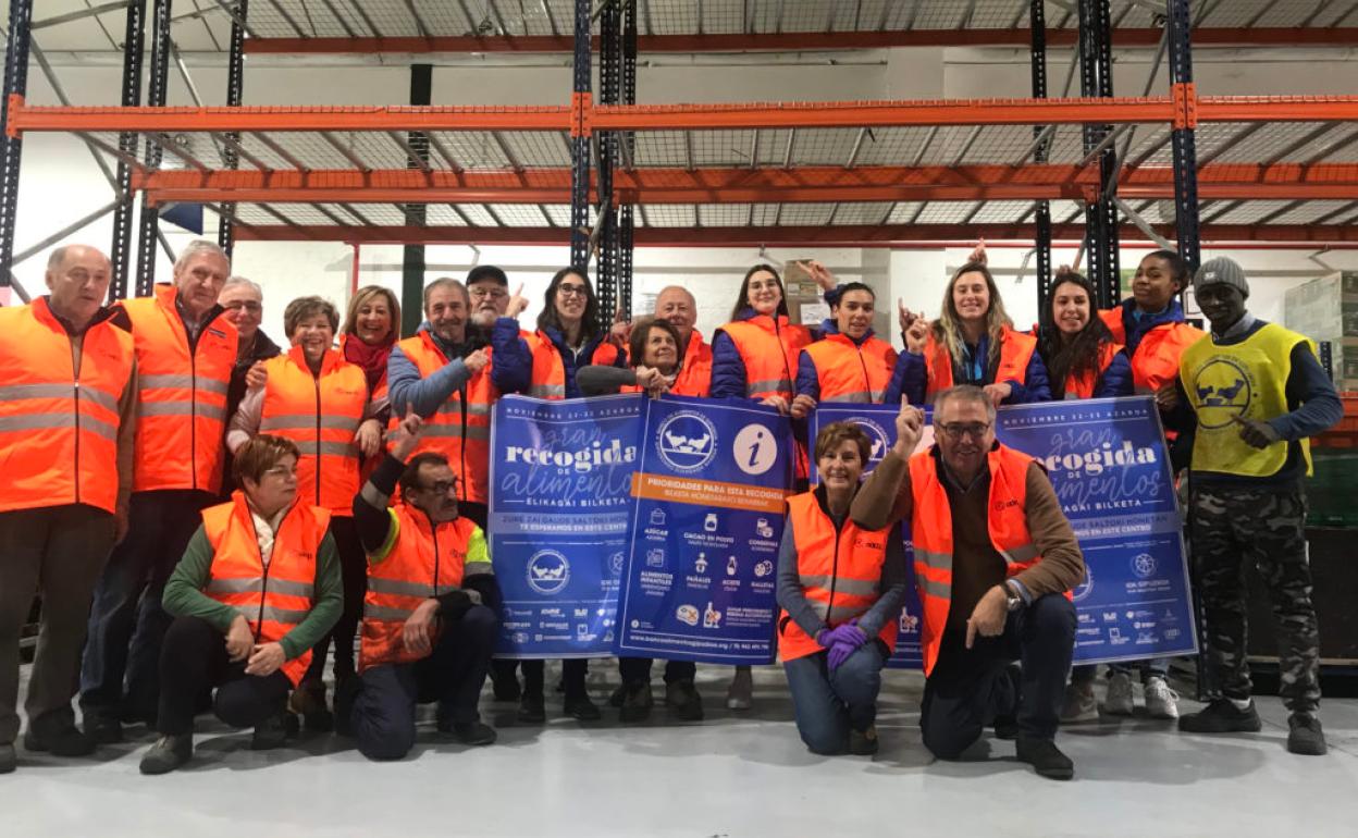 Jugadoras del IDK posan junto a voluntarios del Banco de Alimentos de Gipuzkoa