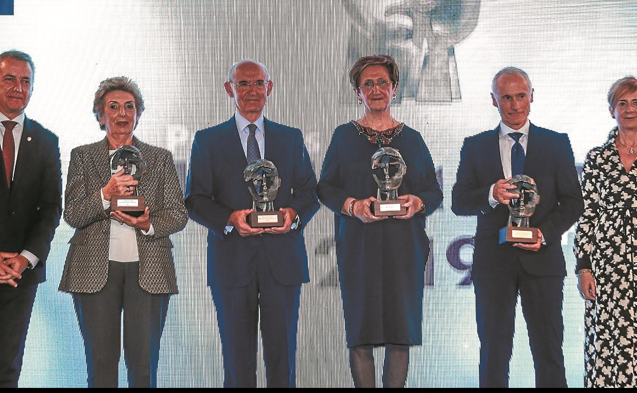 El lehendakari apuesta en la entrega de los premios Korta por la empresa como un «proyecto común»