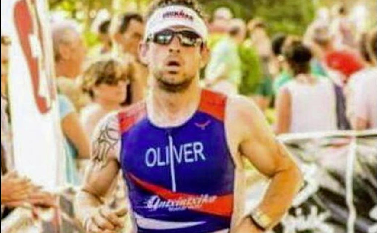 El mundo del triatlón despide hoy a Oliver Hernández