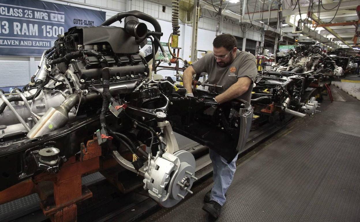 Una trabajador en una fábrica. 