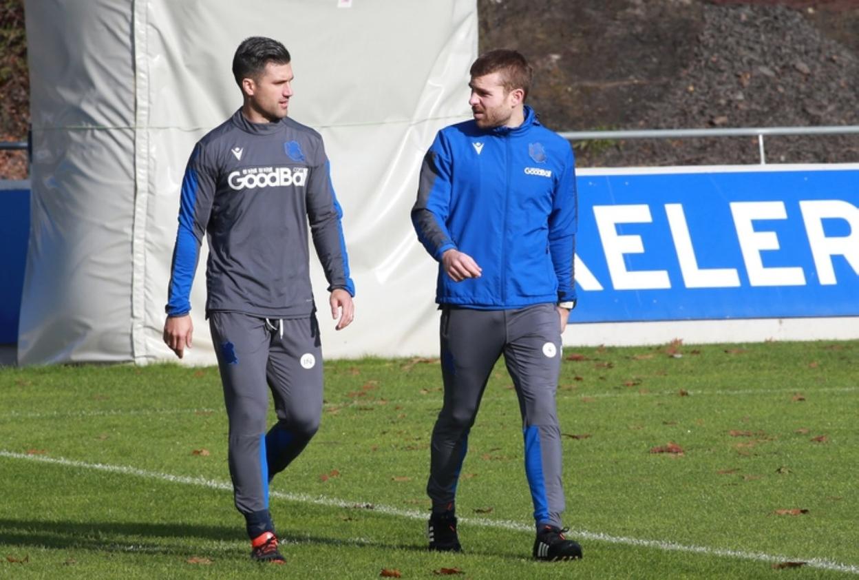 Iñigo Almandoz acompaña a Asier Illarramendi en Zubieta. 