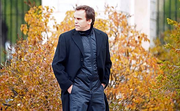 Francisco Franco Suelves, bisnieto del ex jefe del Estado, en el cementerio de Mingorrubio.