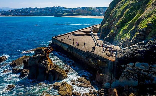 Imagen a vista de dron del entorno del conjunto escultórico del Peine del Viento.