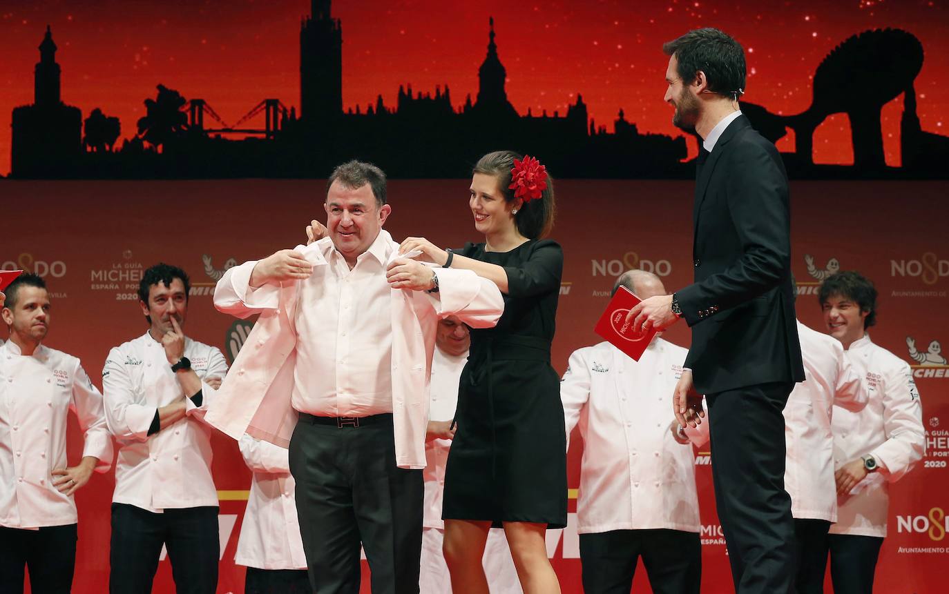Martín Berasategui sigue batiendo todos los récords históricos de la Michelin. El cocinero donostiarra suma ya doce estrellas: la nueva edición de la Guía, desvelada este miércoles en Sevilla, concede la primera estrella a dos nuevos proyectos de la factoría Berasategui: el Ola de Bilbao y el Fifty Seconds de Lisboa.