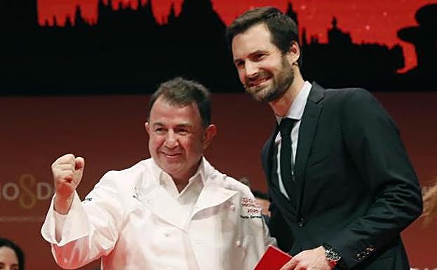 Berasategui, con su característico gesto de 'garrote', en la gala Michelin del miércoles