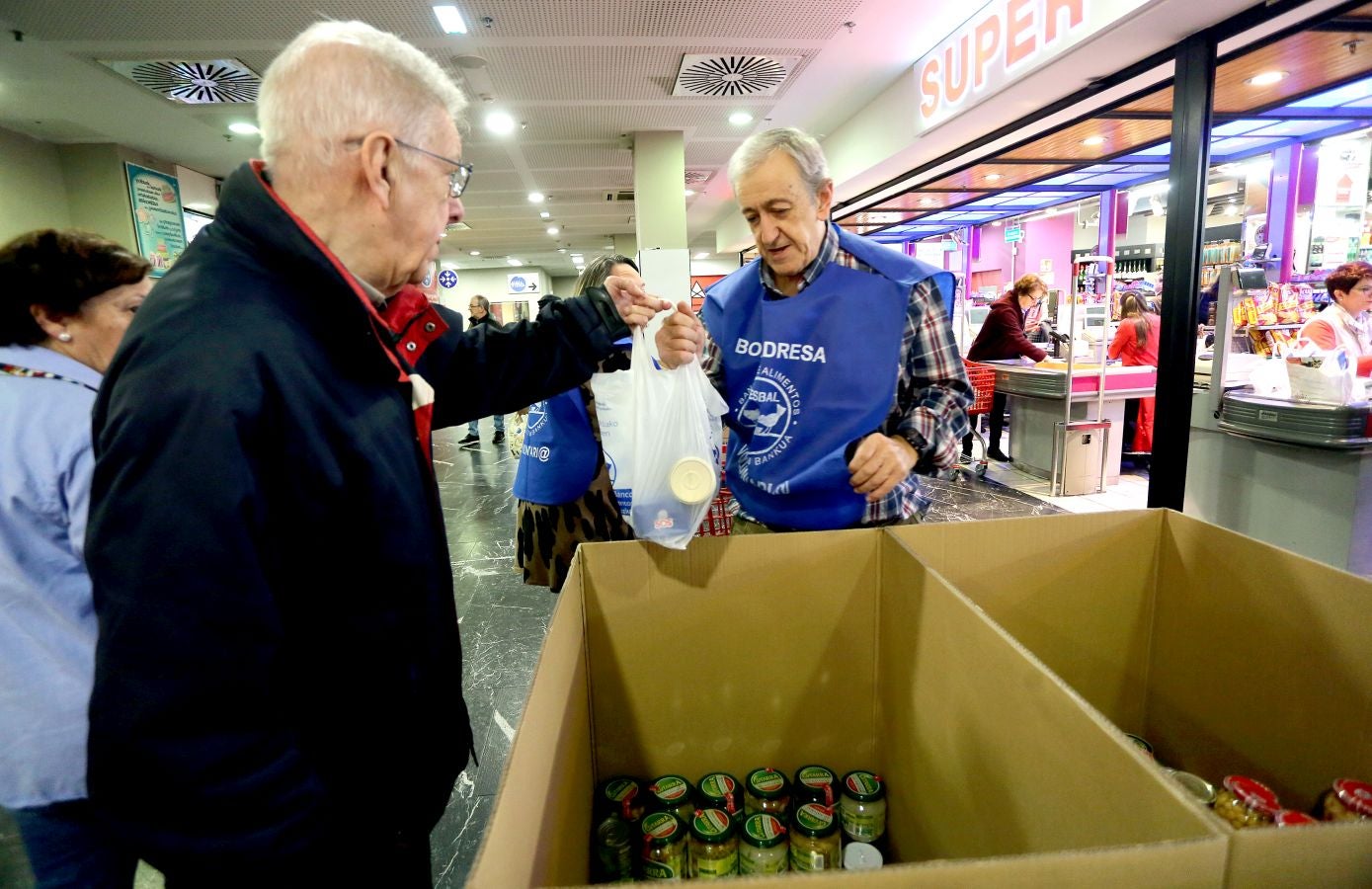 160 establecimientos se suman a la llamada del Banco de Alimentos de Gipuzkoa con el objetivo de que cada guipuzcoano done un kilo de alimentos para llegar a los 715.000