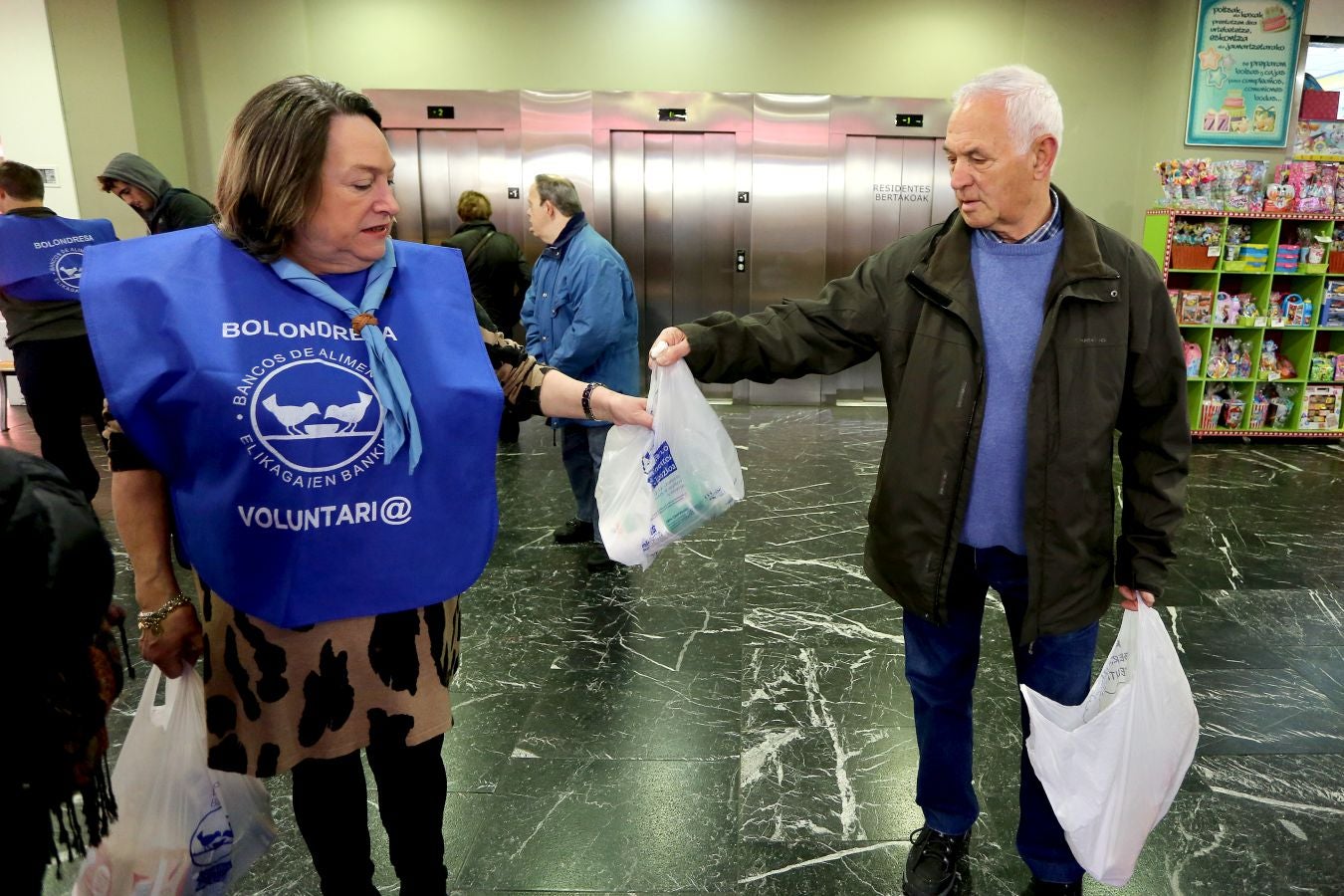 160 establecimientos se suman a la llamada del Banco de Alimentos de Gipuzkoa con el objetivo de que cada guipuzcoano done un kilo de alimentos para llegar a los 715.000